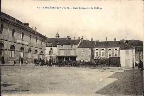 Ak Bruyères Vosges, Place Leopold et la College, Platz, Soldaten