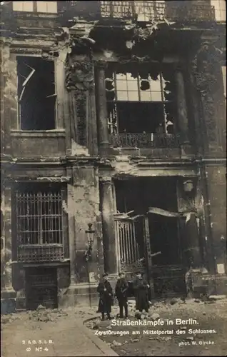 Ak Berlin Mitte, Straßenkämpfe 1918, Das durch Artilleriefeuer beschädigte Schloss, Mittelportal