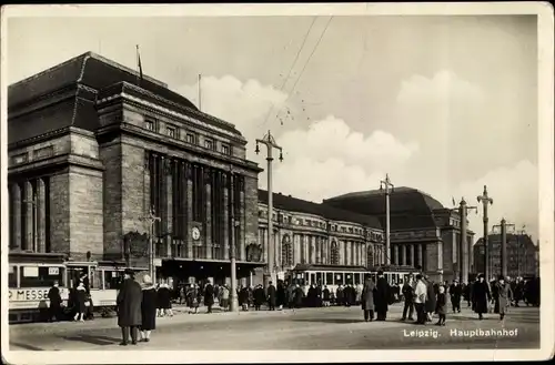 Ak Leipzig in Sachsen, Am Hauptbahnhof, Straßenbahnen