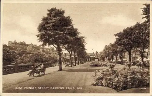 Ak Edinburgh Schottland, East Princes Street Gardens, Park, Standbild, Allee