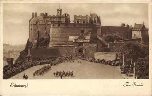 Ak Edinburgh Schottland, The Castle, Burg, Platz mit Parade