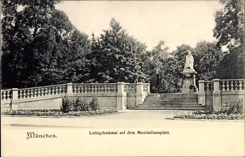 Ak München Bayern, Liebigdenkmal auf dem Maximilianplatz