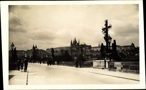 Ak Praha Prag Tschechien, Denkmal,  Kreuz, Brücke