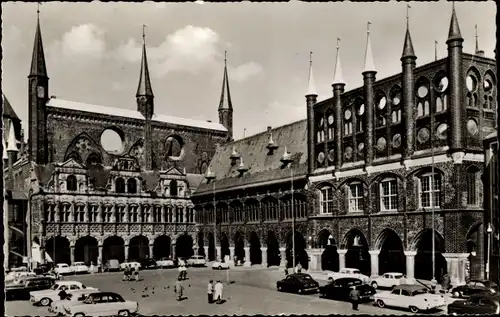 Ak Hansestadt Lübeck, Marktplatz mit Rathaus