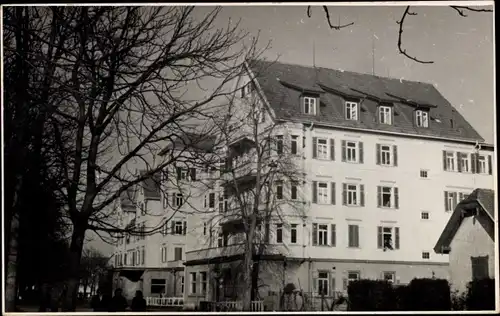 Foto Ak Freudenstadt im Nordschwarzwald, Haus im Ort, Partie im Ort
