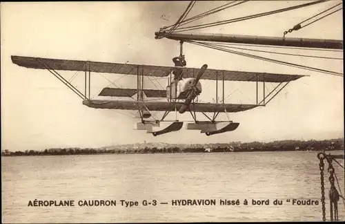 Ak Aéroplane Caudron Type G-3, Hydravion hissé à bord du Cuirassé Foudre