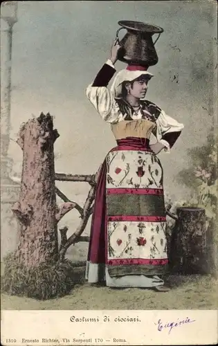 Ak Costumi du ciociari, Italienerin in Tracht mit Krug auf dem Kopf