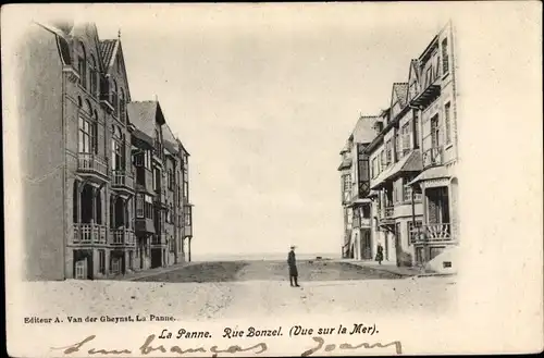 Ak La Panne Westflandern, Rue Bonzel, Vue sur la Mer