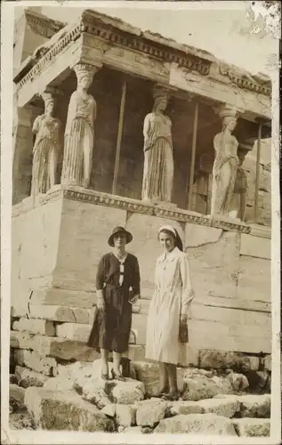 Foto Ak Athen Griechenland, zwei Frauen vor Ruinen, Säulen