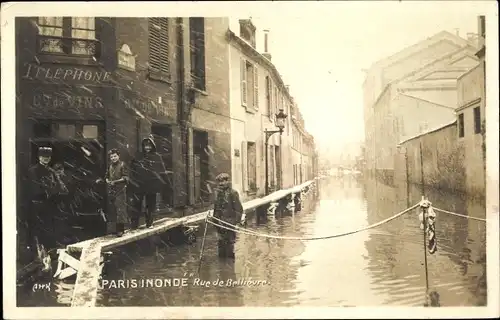 Ak Paris XIII., Inondation, Rue de Bellievre, passerelle improvisee, neige