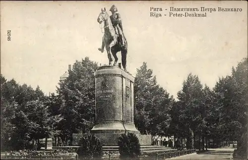 Ak Riga Lettland, Blick auf das Peter Denkmal, Reiterstatue, Straßenpartie