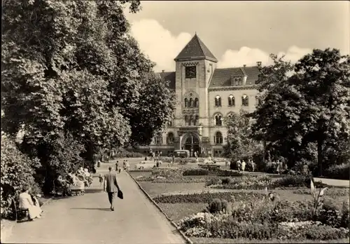 Ak Halle an der Saale, Parkanlagen an der Hauptpost, Spaziergänger