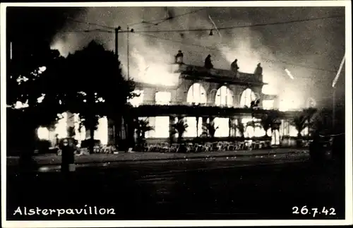 Foto Ak Hamburg Mitte Altstadt, Brennender Alsterpavillon nach Bombenangriff 1942, II WK