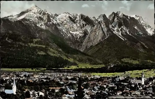 Ak Garmisch Partenkirchen in Oberbayern, gegen Zugspitzgruppe, Panorama