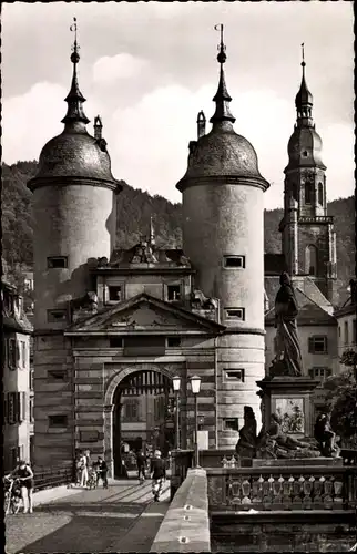 Ak Heidelberg am Neckar, das Brückentor mit Karl Theodor Denkmal