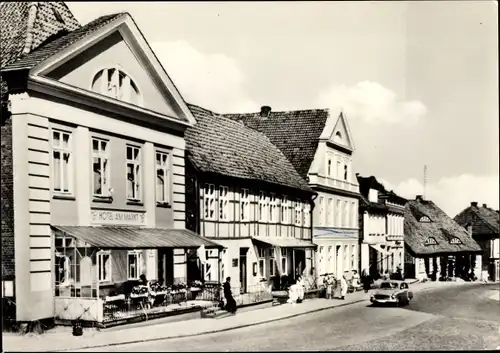 Ak Schönberg in Mecklenburg, am Markt, Straßenpartie, Hotel am Markt