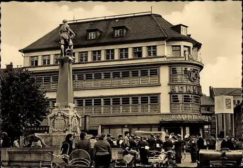 Ak Suhl in Thüringen, Markt mit Warenhaus, Brunnen, Konsum, Militärorchester