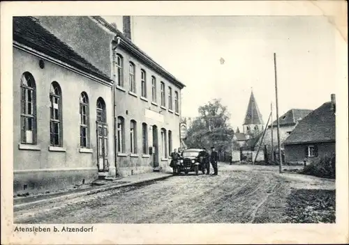 Ak Atensleben Athensleben Staßfurt, Straßenpartie im Ort, Kirche, Auto vor einem Gasthaus