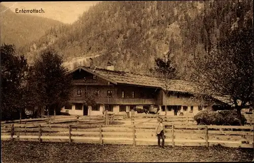 Ak Enterrottach Rottach Egern in Oberbayern, Landhaus, Mann an einem Zaun