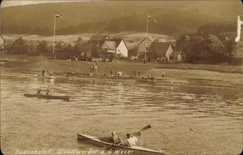 Foto Ak Gieselwerder an der Oberweser Hessen, Badeanstalt, Kanus