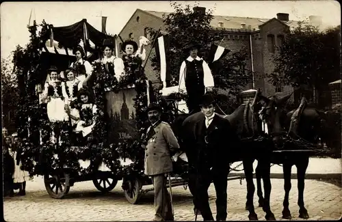 Foto Ak Detmold in Nordrhein Westfalen?, Feier, Festzug, geschmückter Festwagen, Hermannsdenkmal