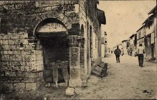 Ak Machault Ardennes, Straßenpartie, Soldaten