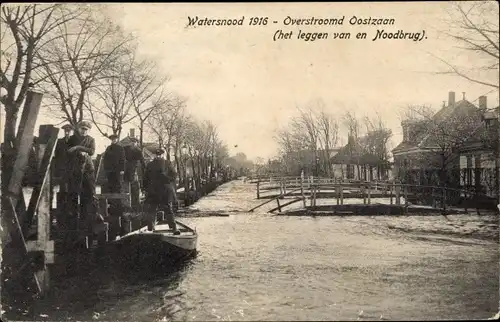 Ak Oostzaan Nordholland, Overstroomd, Watersnood 1916, het leggen van en Noodbrug