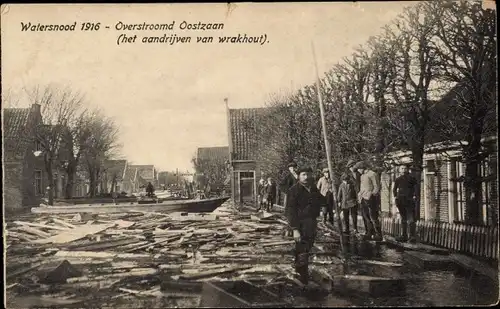 Ak Oostzaan Nordholland, De Overstroming, Watersnood 1916, het aandrijven van wrakhout