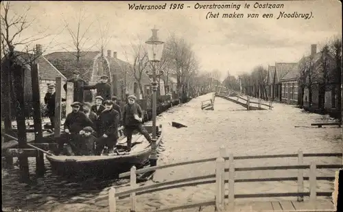 Ak Oostzaan Nordholland, De Overstroming, Watersnood 1916, het maken van een Noodbrug