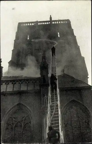 Ak Zutphen Gelderland, Herinnering brand St. Walburgkerk Maart 1948, Brand der Kirche