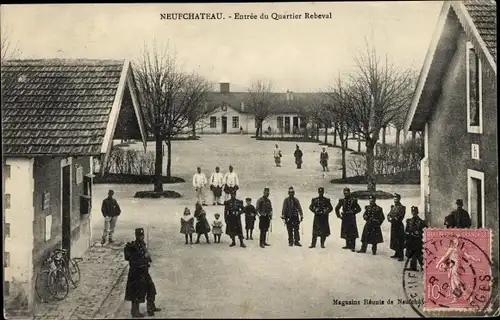 Ak Neufchâteau Lothringen Vosges, Entree du Quartier Rebeval, Soldaten