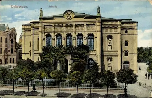 Ak Debrecen Debrezin Ungarn, Szinhaz, Blick auf ein Gebäude, Straßenpartie