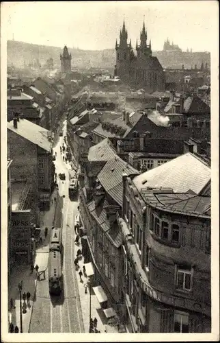 Ak Prag, Blick auf die Altstadt mit Straßenbahn, Kirche
