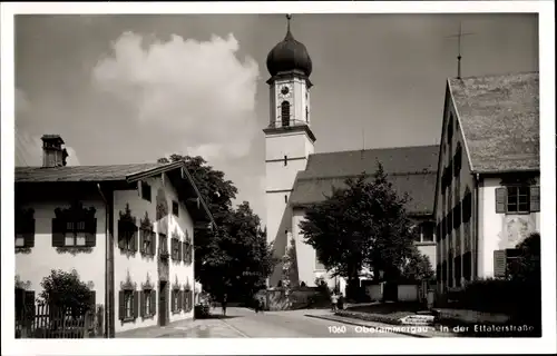 Ak Oberammergau in Oberbayern, In der Ettalerstraße, Kirche