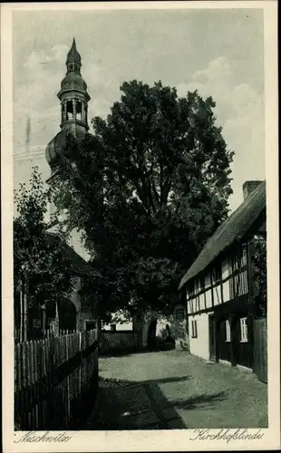 Ak Neschwitz in der Oberlausitz, Kirchhofslinde, Kirche