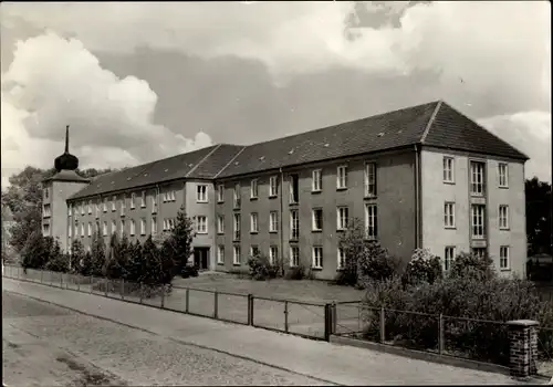 Ak Altdöbern im Kreis Oberspreewald Lausitz, Blick auf das Internat, Straßenpartie