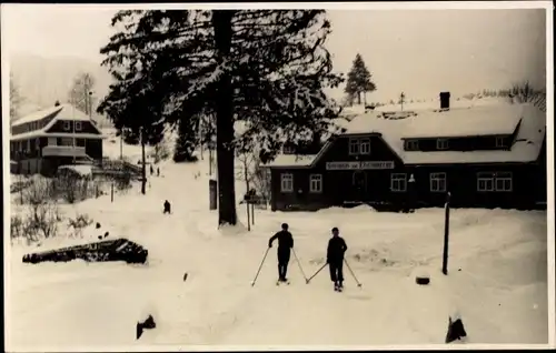 Foto Ak Blasiwald im Schwarzwald, zwei Personen beim Ski fahren im Schnee, Pension Haus Schwörer