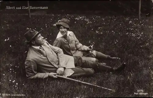 Ak Schauspieler Albert und Else Bassermann, Portrait rauchend im Gras liegend