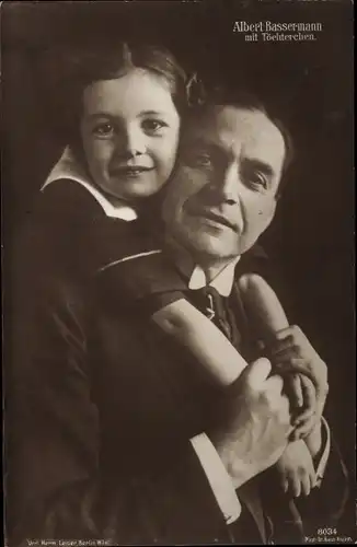 Ak Schauspieler Albert Bassermann, Portrait mit Töchterchen