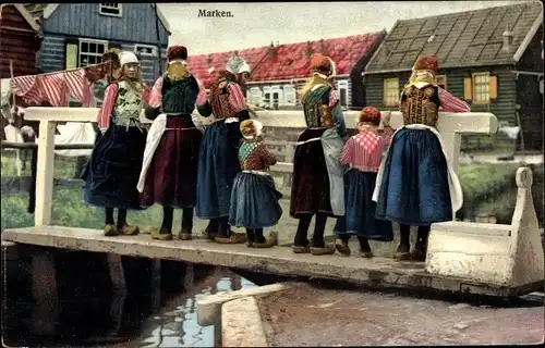 Ak Photochromie, Nenke und Ostermaier 78 1926, Kinder in Tracht auf einer Brücke, Holzschuhe