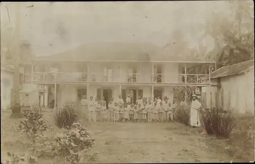 Foto Ak französische Kolonie, Kinder, Missionar