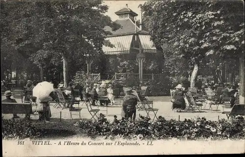 Ak Vittel Lothringen Vosges, a l'Heure du Concert sur l'Esplanade