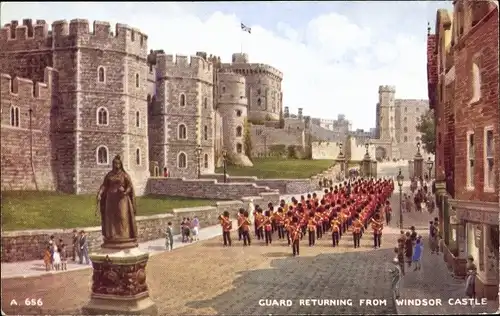 Ak Windsor Berkshire England, Guard returning from Windsor Castle