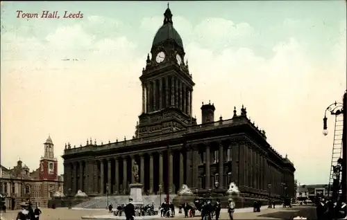 Ak Leeds Yorkshire England, Town Hall, Platz, Denkmal, Passanten