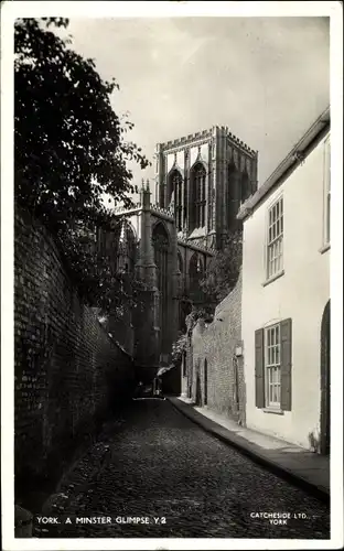 Ak York Yorkshire, A. Minster Glimpse, Kirche, Straßenansicht