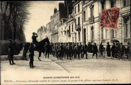 Ak Tours Indre et Loire, Prisonniers allemands rendant les honneurs, parade