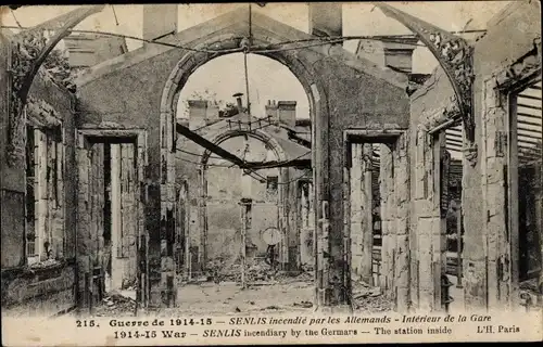 Ak Senlis Oise, incendié par les Allemands, Intérieur de la Gare