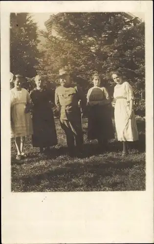 Foto Ak Buchs Kanton Sankt Gallen, Personen im Garten, Mann in Uniform, 1921