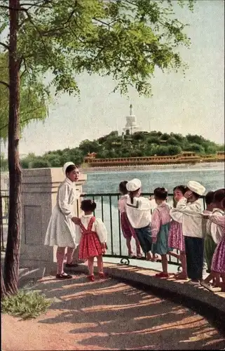Ak China, Frau mit Kindergruppe am Flußufer, Tempelpagode