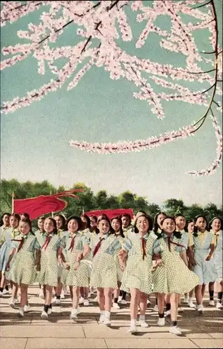 Ak China, marschierende Mädchen in Uniformen unter Flaggen und Kirschblüten